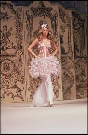 Claudia Schiffer marquise des anges pour les défilé Chanel lors de la Fashion Week, à Paris, le 26 janvier 1993.