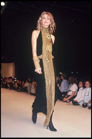 Claudia Schiffer magnétique pour le défilé de mode Chanel lors de la présentation de la collection prêt-à-porter automne-hiver 1990-1991, à Paris, le 20 mars 1990.