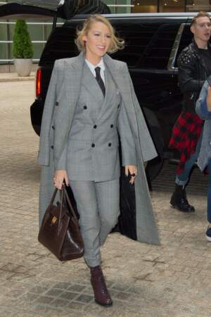 Blake Lively en total-look boyish Ralph Lauren, quitte son hôtel à New York le 16 octobre 2017