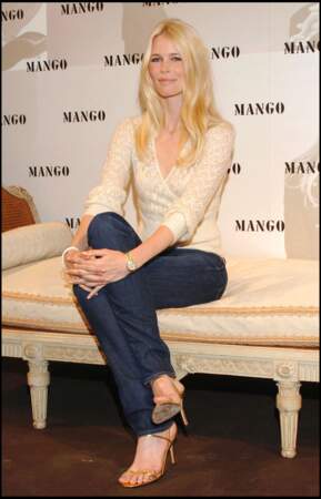 Claudia Schiffer assiste au lancement de sa nouvelle collection de prêt-à-porter en collaboration avec la marque espagnole Mango, à Madrid, le 17 juillet 2005.