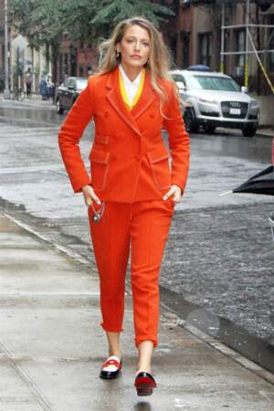 Boyish, Blake Lively arrive chez Twitter à New York le 10 septembre 2018 en tailleur orange, mocassins tricolores et cheveux lâchés.