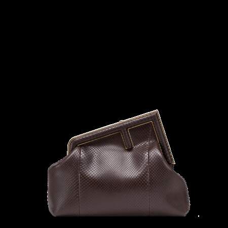 Fendi First en taille moyenne en cuir marron chocolat, 2600 €. 