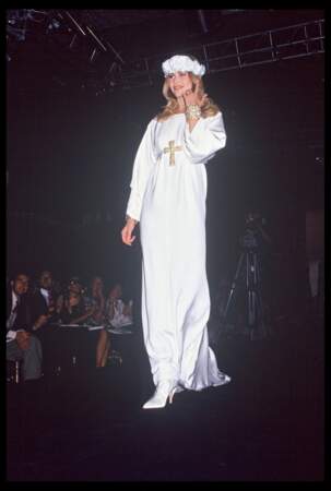 Claudia Schiffer défilé pour Chanel lors de la présentation de la collection prêt-à-porter automne-hiver 1991-1992, à Paris, le 23 juillet 1990.
