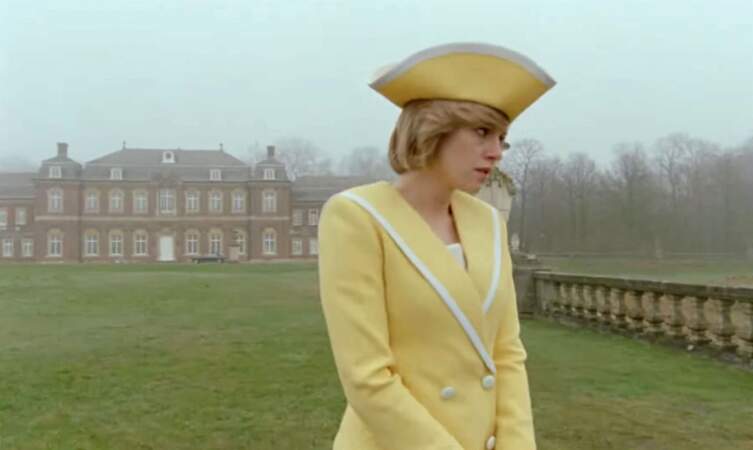 Kristen Stewart joue Lady Diana et porte cet ensemble qui ressemble beaucoup à celui de la princesse, seule la couleur change.