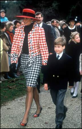 La princesse Diana à Sandringham en 1990 avec son chapeau à voilettes