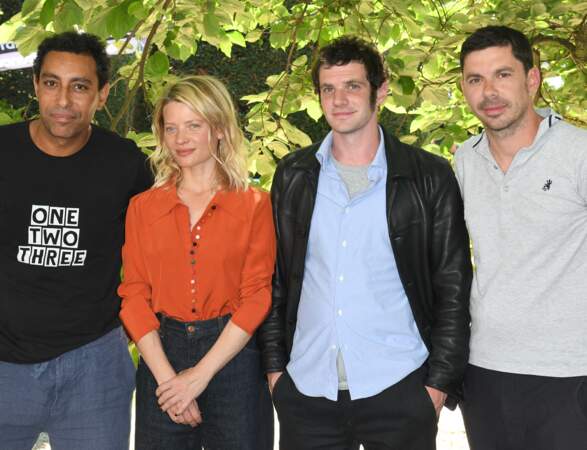 Mélanie Thierry entourée des acteurs du film "Une vraie famille" du réalisateur Fabien Gorgeart.