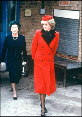 La princesse Diana en 1991 avec son manteau rouge et noir