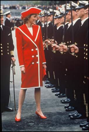 La princesse Diana en 1990 avec cette tenue en rouge.
