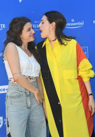 Zoé Adjani et Amira Casar très complices pendant le photocall du film "Cigare au miel", le 26 août