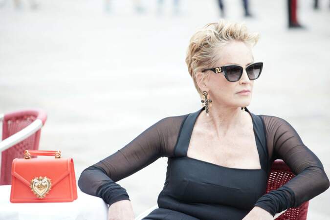Diva attitude pour Sharon Stone lors d'une séance photo pour Dolce & Gabbana à Venise, Italie, le 27 août 2021.