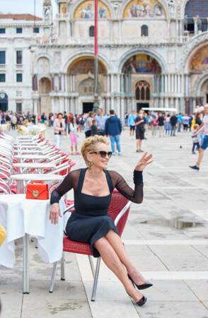 Sharon Stone, glamour et décontractée pour Dolce & Gabbana