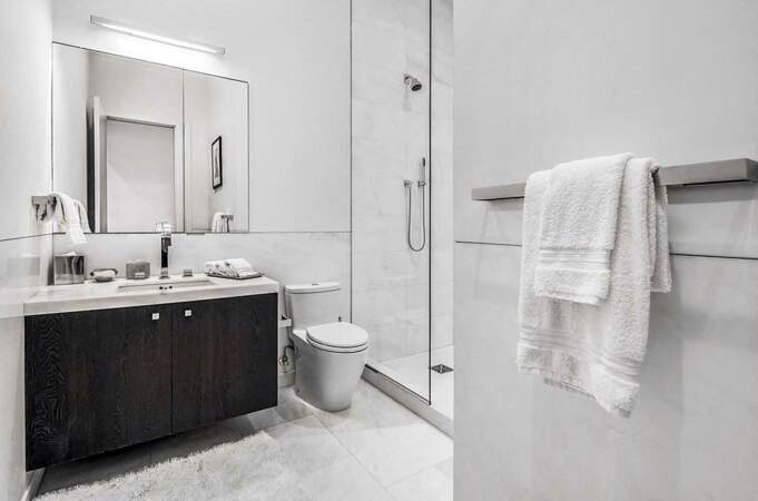 Jennifer Lopez a choisi du marbre italien pour recouvrir le sol de ses somptueuses salles de bain.