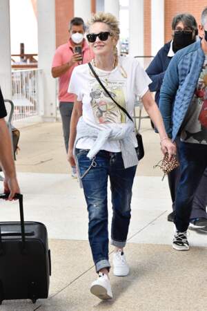 Sharon Stone opté pour un jean bleu brut avec un ourlet et des chaînes suspendues, le 28 août