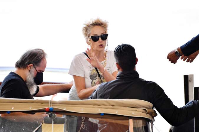 Sharon Stone à son arrivée à Venise en tenue rock, ce 28 août 