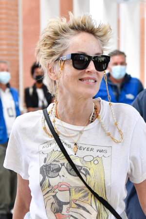 Sharon Stone a opté pour une accumulation de colliers autour de son cou et des lunettes XXL
