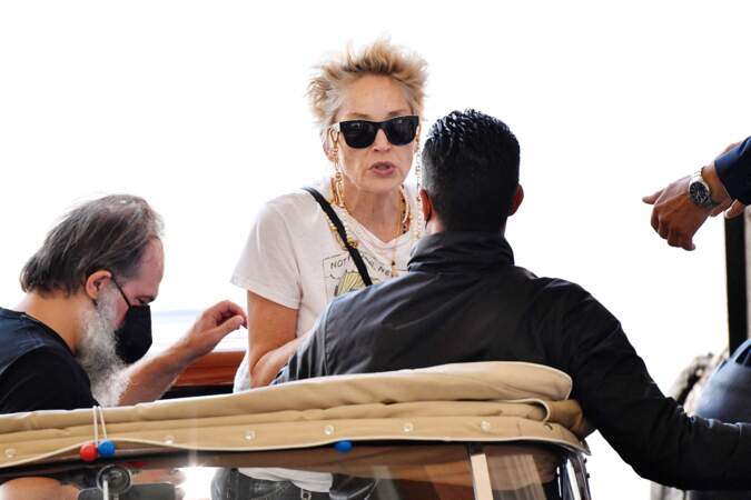 Sharon Stone arrive à l'événement en bateau, le 28 août