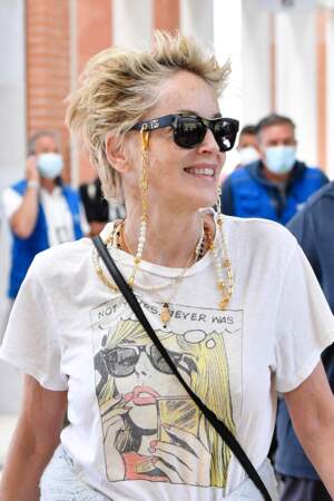 Sharon Stone souriant lors de sa venue à Venise pour l'événement Dolce & Gabbana