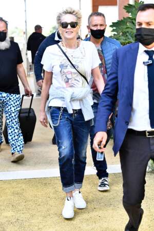 Un look décontracté et rock pour Sharon Stone lors de son arrivée à Venise, le 28 août