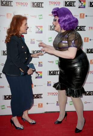 Sarah Ferguson et Lawrence Chaney se sont bien amusées sur le tapis rouge lors des British LGBT Awards. 
