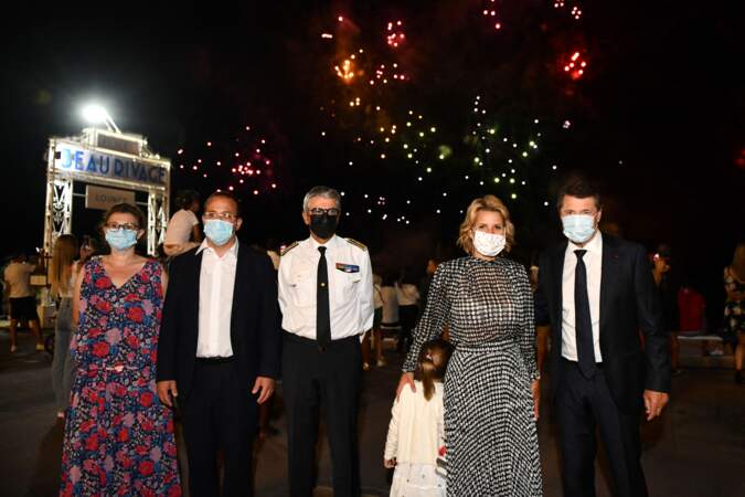 Christian Estrosi et sa femme Laura Tenoudji Estrosi, avec des d'officiels et leur fille, durant un feu d'artifice à Nice