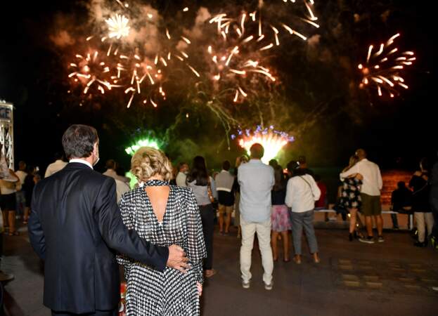 Christian Estrosi et sa femme Laura Tenoudji observant un feu d'artifice tiré à Nice
