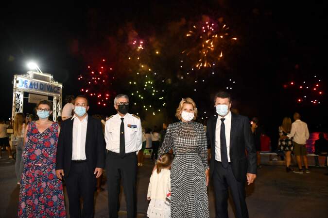 Christian Estrosi et sa femme Laura Tenoudji  entourés d'officiels durant un feu d'artifice à Nice