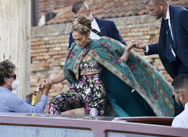 Jennifer Lopez en total look royal avec cape, diadème et sac à main doré