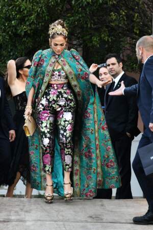 Pantalon fleuri, bralette et cape pour une Jennifer Lopez incroyable à Venise