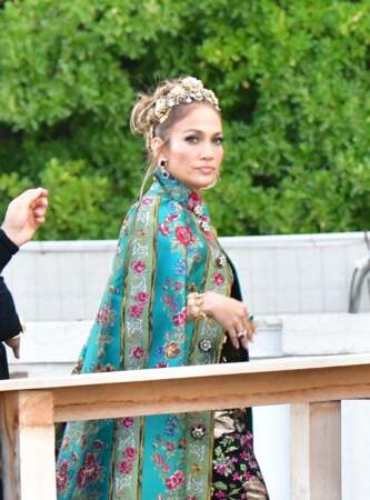 Jennifer Lopez incroyable en cape et couronne Dolce & Gabbana à Venise 