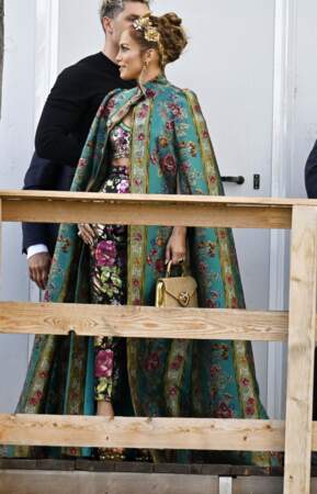 Jennifer Lopez et un diadème royal pour un chignon qui l'est tout autant.