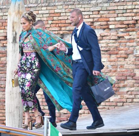 Sac doré, chaussures à talons, cape et diadème, Jennifer Lopez dans un look très impressionnant à Venise.