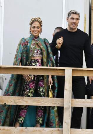 Jennifer Lopez sculpturale et tout sourire avec Chris Appleton, son coiffeur,  le 29 aout 2021.
