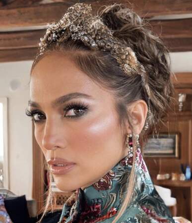 Jennifer Lopez porte une sublime couronne signée Dolce&Gabbana