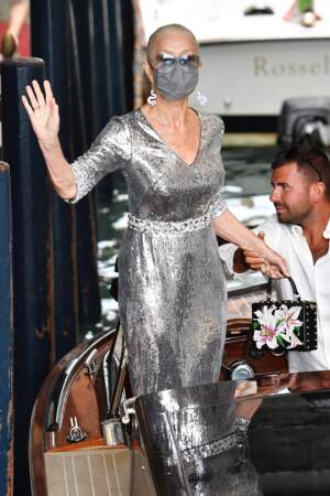 Helen Mirren emprunte un bateau taxi pour se rendre au défilé Dolce & Gabbana, à Venise, le 30 août 2021.