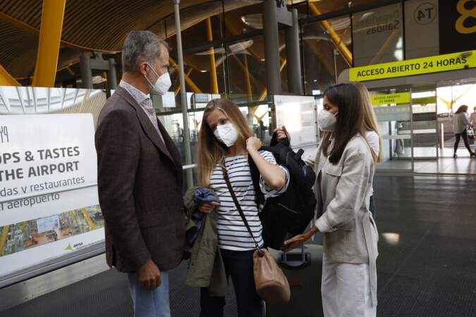 Leonor d'Espagne a été émue au moment de dire au revoir à ses parents, le roi Felipe VI et la reine Letizia, à l'aéroport de Madrid, le 30 août 2021
