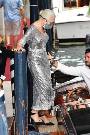 Helen Mirren très élégante à sa sortie de l'hôtel Danieli dans une robe longue métallisée signée Dolce & Gabbana, à Venise, le 30 août 2021.