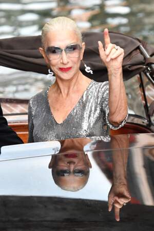 Helen Mirren a enfilé des lunettes de soleil surdimensionnées chics en montant dans un bateau-taxi pour se rendre au défilé Dolce & Gabbana, à Venise, le 30 août 2021.