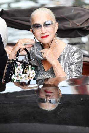 En vraie star hollywoodienne, Helen Mirren portait des lunettes de soleil extra large à l'esprit vintage, à Venise, le 30 août 2021.