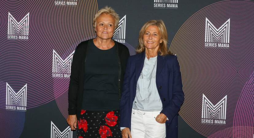 Claire Chazal et Muriel Robin posent ensemble au Festival Series Mania, avant d'entrer en salle de projection le 30 août 2021, à Lille. 