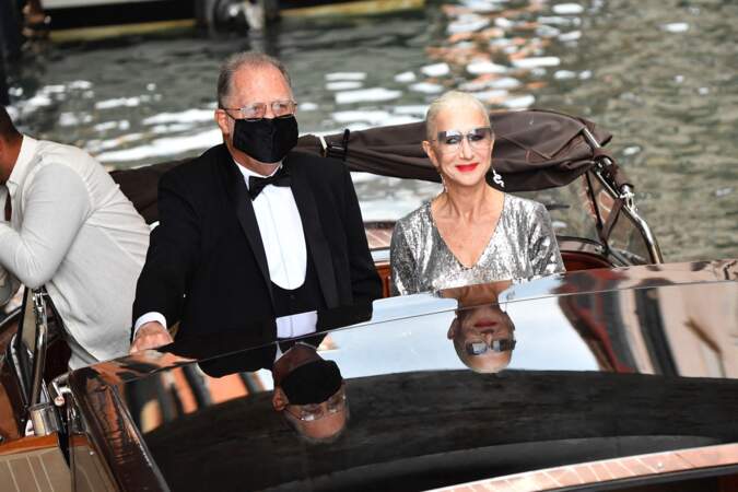 Helen Mirren et son mari Taylor Hackford très élégants à leur sortie de l'hôtel Danieli à Venise, pour se rendre à l'événement Dolce & Gabbana, le 30 août 2021.
