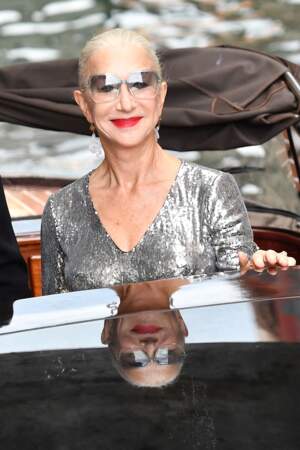 Les cheveux tirés en arrière, Helen Mirren dévoilait ses boucles d'oreilles serpent ornées de diamants, à Venise, le 30 août 2021.