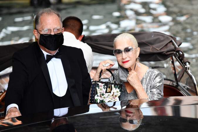 Helen Mirren et son mari Taylor Hackford à la sortie de l'hôtel Danieli à Venise, pour se rendre à l'événement Dolce & Gabbana, le 30 août 2021.