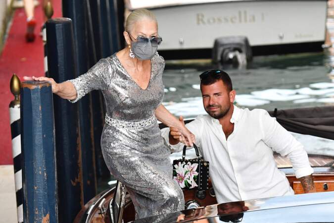 Helen Mirren a complété son look Dolce & Gabbana avec un sac à main fleuri orné de clous, à Venise, le 30 août 2021. 