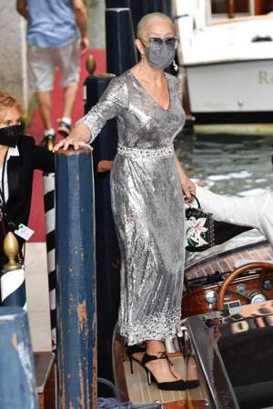 Helen Mirren glamour dans une robe à sequins argentés pour se rendre au défilé Dolce & Gabbana, à Venise, le 30 août 2021.