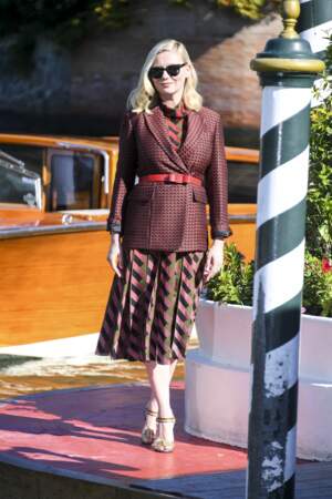 Kirsten Dunst en robe rayée et blazer ceinturé, le 1er septembre 2021