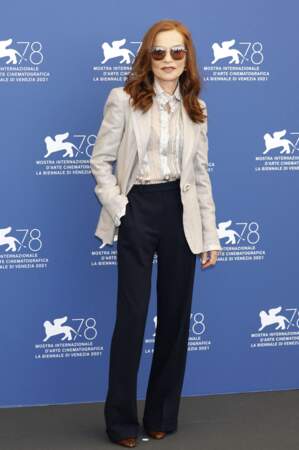 Isabelle Huppert en costume Giorgio Armani, à Venise, le 1er septembre 2021. 