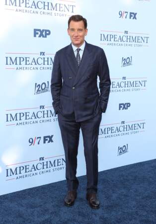 Clive Owen élégant dans son costume bleu marine pour présenter "Impeachment", saison 3 de la série American Crime Story à propos de l'affaire Monica Lewinsky, à Los Angeles, le 1er septembre 2021.