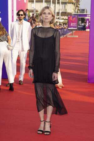 Clémence Poésy vêtue d'une robe Chanel noire légèrement en transparence sur les bras pendant le festival du Cinéma Américain de Deauville,  le 3 septembre