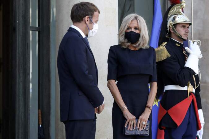 Brigitte Macron a adopté la pochette matelassée et une robe noire signée d'un jeune styliste, Charles Pottier.