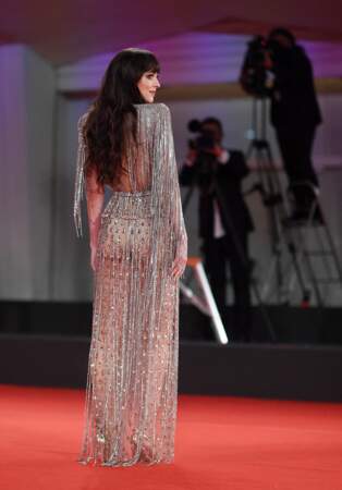Dakota Johnson : ses longs cheveux lui arrivent jusqu'à la taille, à Venise, le 3 septembre 2021.